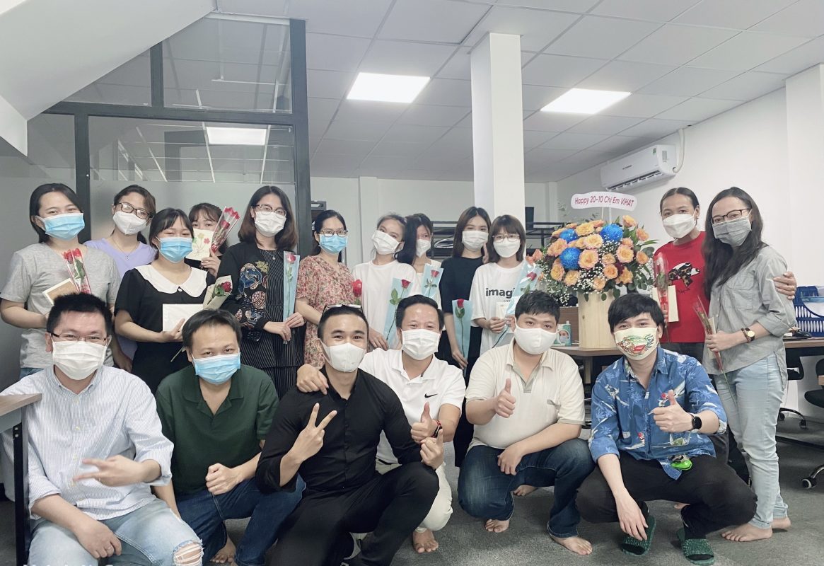 Phái nữ ViHAT vui vẻ chụp hình trong ngày 20/10 