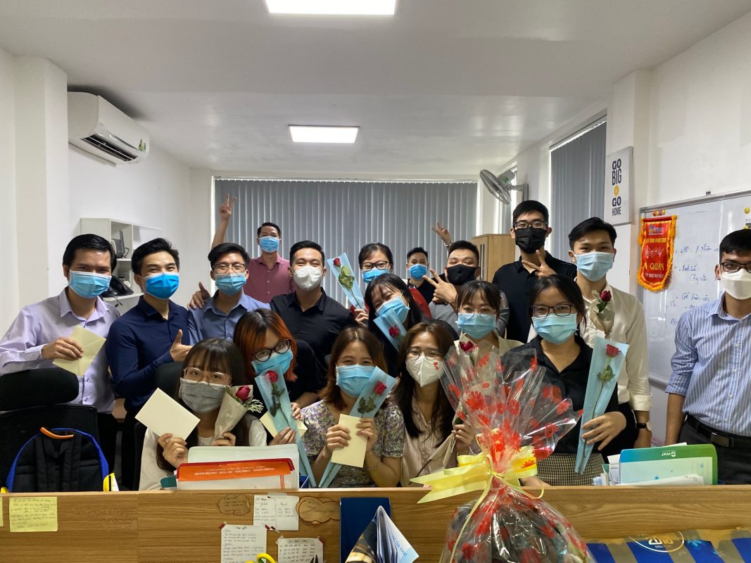 Các đấng mày râu của ViHAT tặng quà phái nữ những món quà bất ngờ