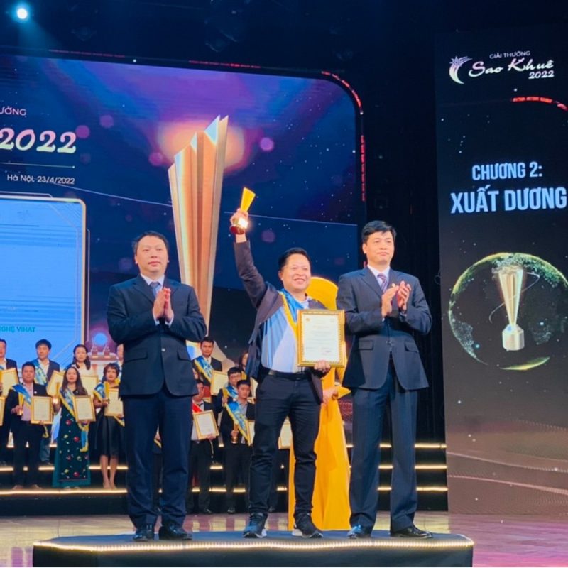 Ông Hoàng Quốc Việt - Đại diện Công ty TNHH Công nghệ ViHAT nhận giải Sao Khuê 2022