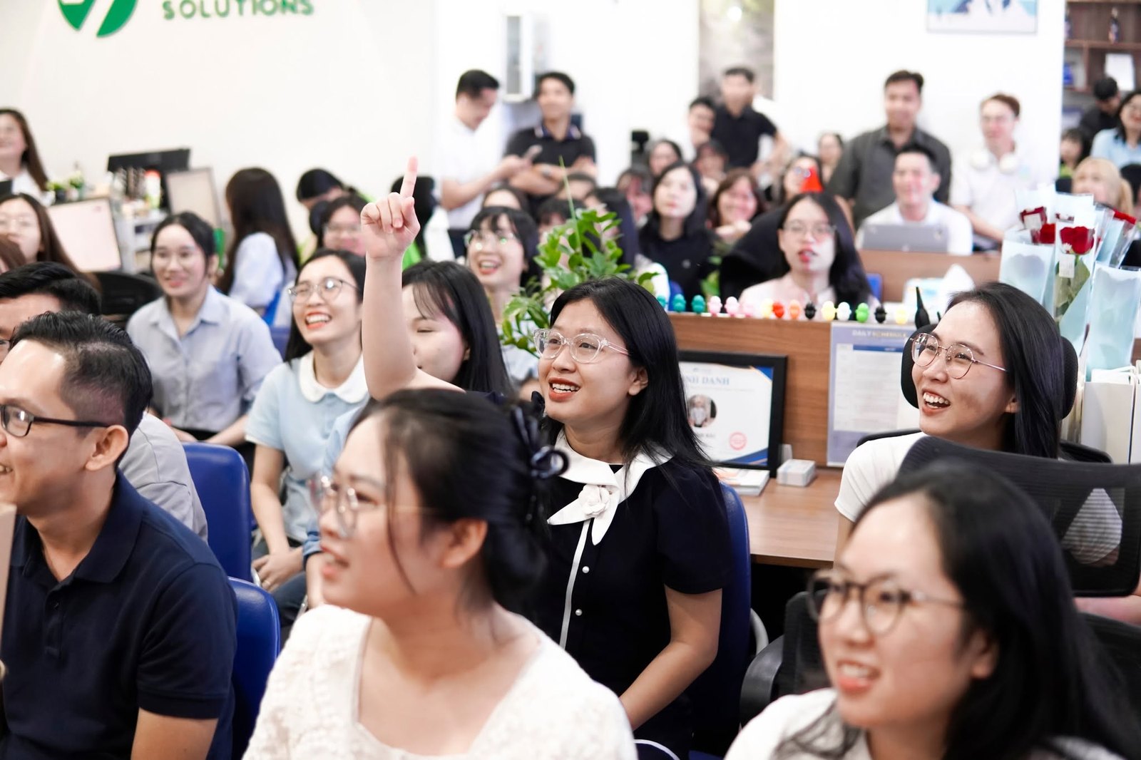 Thành viên ViHAT Group trong buổi chúc mừng 20/10
