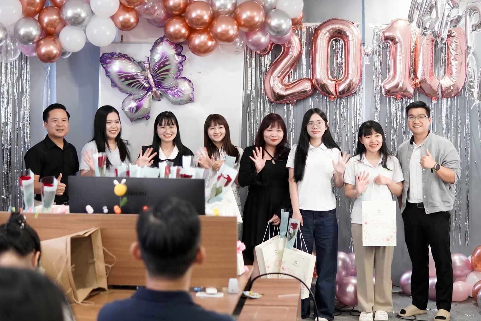 Chị em ViHAT Group nhận quà 20/10