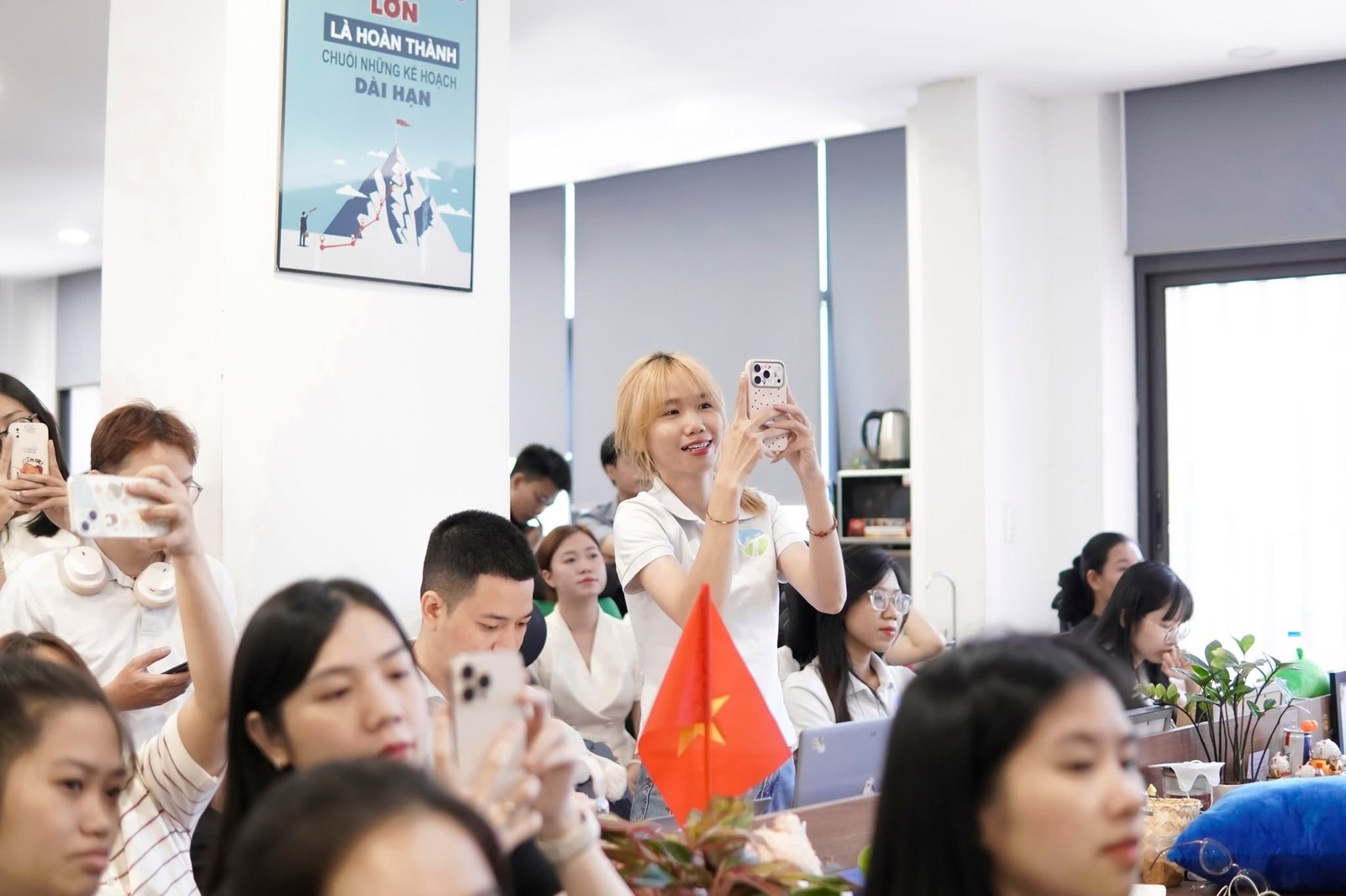 Không khí 20/10 tại văn phòng ViHAT Group