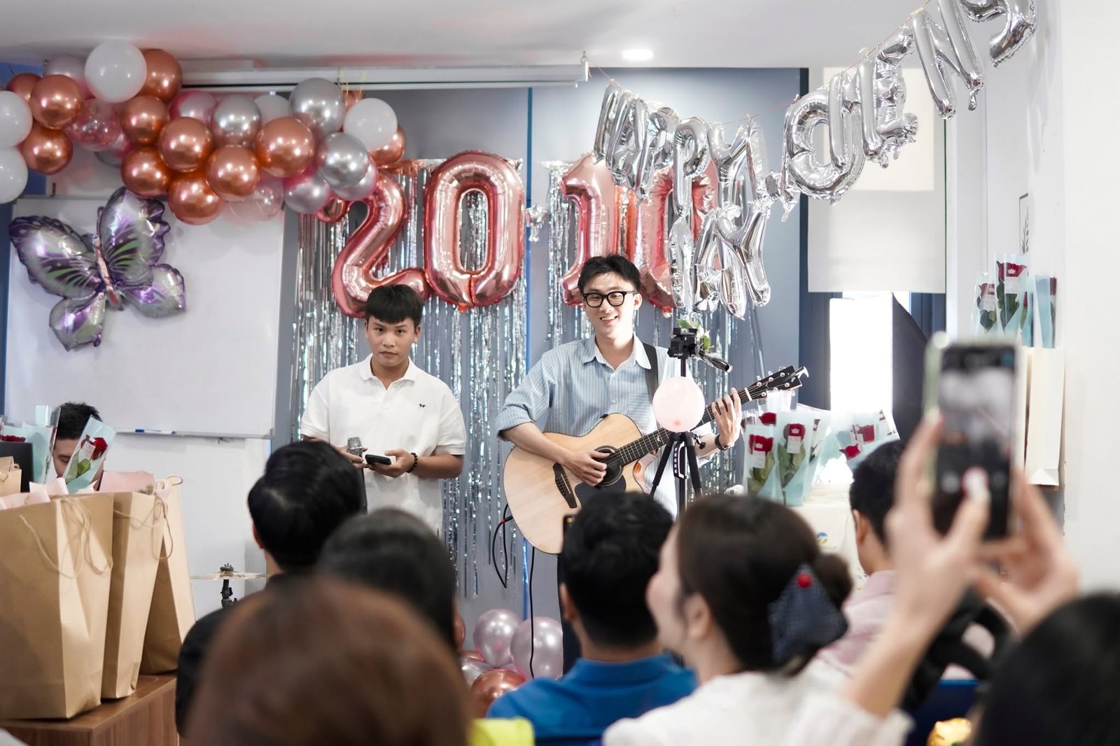 Tiết mục guitar tại buổi 20/10 ViHAT Group